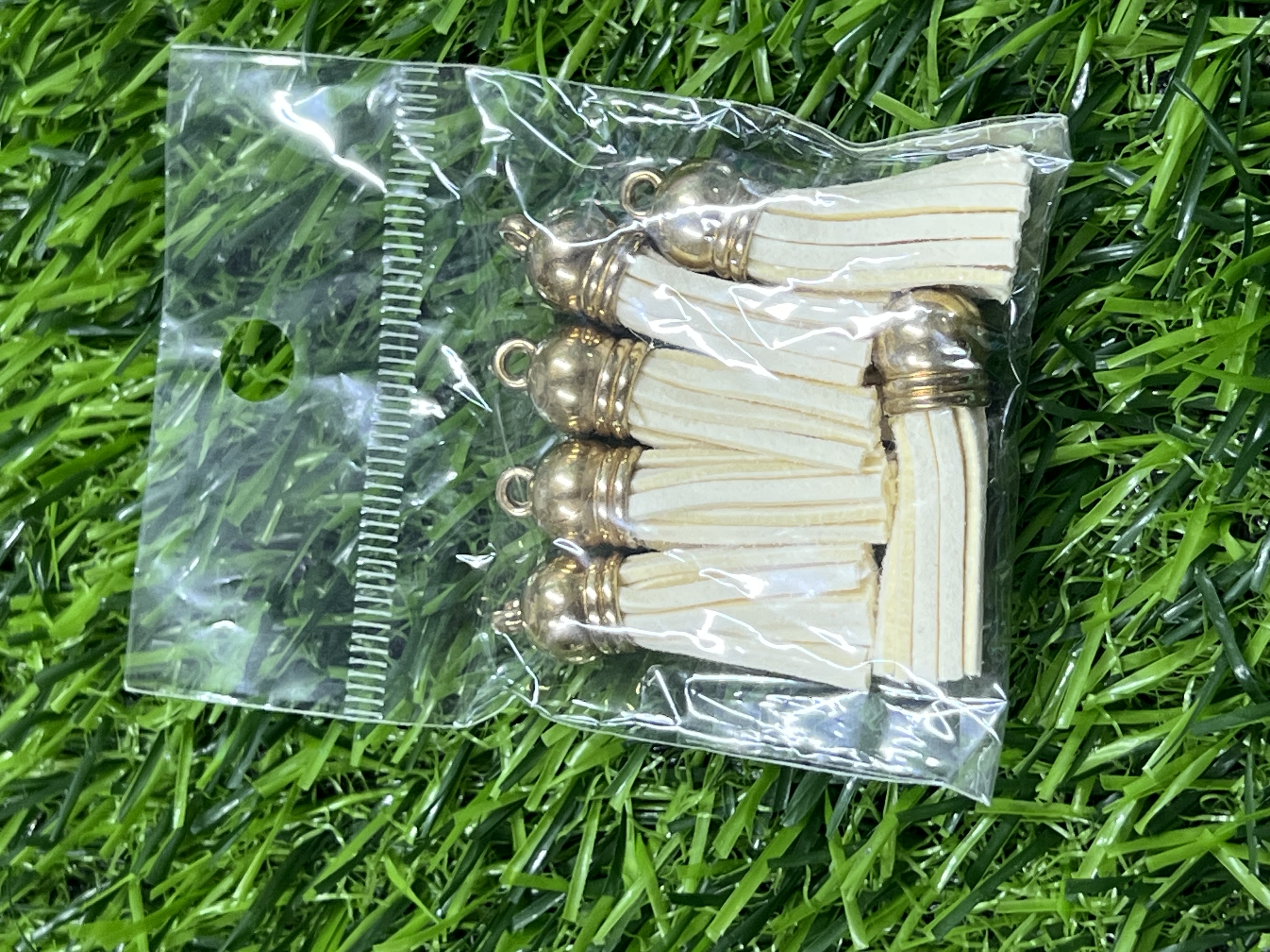Borlas Cuerina Tapa Dorada Color Beige 